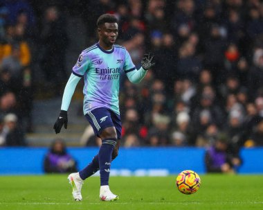 Arsenal 'den Bukayo Saka, Premier Lig maçında topu Craven Cottage, Londra, İngiltere' de 8 Aralık 2024 'te Fulham-Arsenal maçında attı.