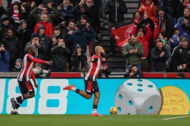 Brentford 'dan Bryan Mbeumo, Premier League maçı Brentford - Newcastle United maçında 7 Aralık 2024' te Londra 'daki Gtech Community Stadyumu' nda 1-0 kazanma hedefini kutluyor.