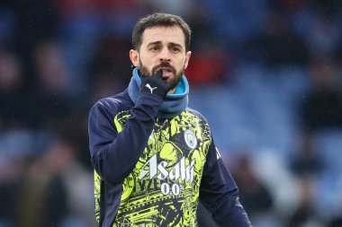Manchester City 'den Bernardo Silva, 7 Aralık 2024' te İngiltere 'nin Selhurst Park kentinde oynanan Premier League maçı öncesinde ısınıyor.