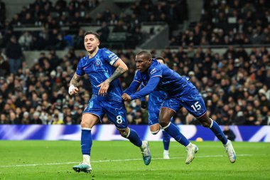 Chelsea 'den Enzo Fernnndez, Premier League maçında Tottenham Hotspur' un Chelsea 'ye karşı oynadığı Tottenham Hotspur Stadyumu' nda 8 Aralık 2024 'te 2-3' lük galibiyet golünü kutluyor.
