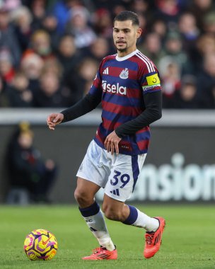 Newcastle United 'dan Bruno Guimares Premier League maçı sırasında Brentford Newcastle United' a karşı Gtech Community Stadyumu, Londra, İngiltere, 7 Aralık 2024