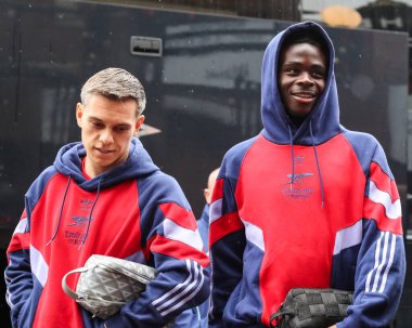 Arsenal 'den Leandro Trossard ve Arsenal' den Bukayo Saka, 8 Aralık 2024 'te Craven Cottage, Londra, İngiltere' de oynanan Premier League maçı öncesinde geldiler.
