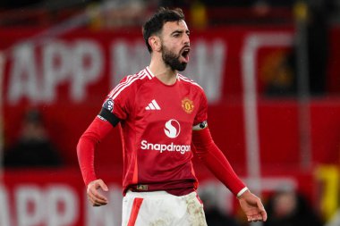 Manchester United takımından Bruno Fernandes, Manchester United 'ın 7 Aralık 2024' te Old Trafford, Manchester 'da oynadığı Premier League maçında 2-3' lük galibiyetini kutluyor.