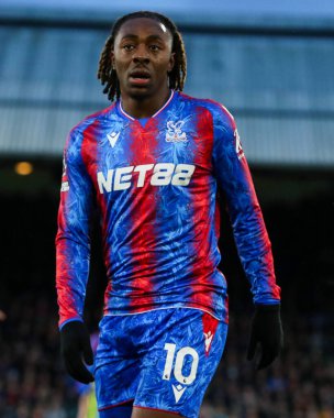 Kristal Saray 'dan Eberechi Eze, Premier Lig maçı sırasında İngiltere, Londra, Selhurst Park' taki Crystal Palace 'a karşı Manchester City maçına bakıyor.