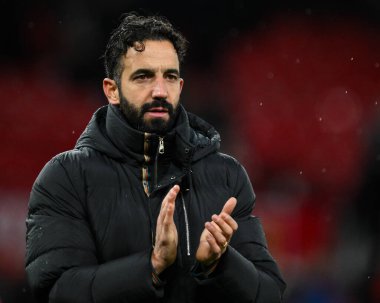 Manchester United takımının Ruben Amorim Menajeri, Manchester United ve Nottingham Forest maçının ardından 7 Aralık 2024 'te Old Trafford, İngiltere' de ev sahibi taraftarları alkışlıyor.