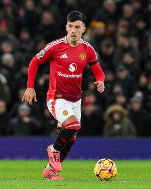 Manchester United takımından Lisandro Martnez, Premier League maçında Manchester United ile Nottingham Forest maçında 7 Aralık 2024 'te Old Trafford, Manchester' da topa vuruyor.