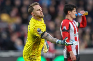 Brentford 'dan Mark Flekken, Premier League maçı sırasında takım arkadaşına bir şişe su fırlattı Brentford, Newcastle United' a karşı Gtech Community Stadyumu, Londra, İngiltere, 7 Aralık 2024