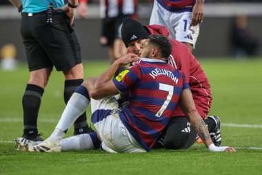 Newcastle United takımından Joelinton, 7 Aralık 2024 'te İngiltere' nin Gtech Community Stadyumu 'nda oynanan Premier League maçı sırasında tedavi gördü.