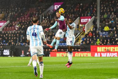 Burnley takımından Luca Koleosho 6 Aralık 2024 tarihinde Burnley ile Middlesbrough arasında oynanan Gökyüzü İddia Şampiyonası maçında kaleye doğru ilerliyor.
