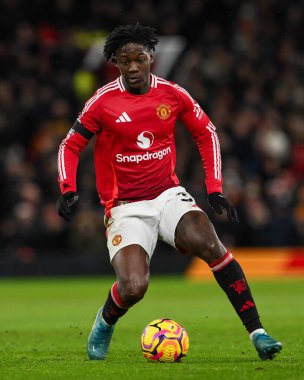 Manchester United takımından Kobbie Mainoo, Manchester United 'ın 7 Aralık 2024 tarihinde Old Trafford, Manchester' da oynadığı Premier League maçında topa vuruyor.