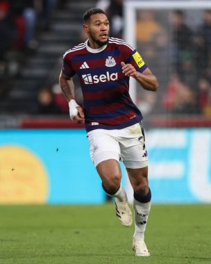 Newcastle United takımından Joelinton Premier League maçında Brentford Newcastle United 'a karşı Gtech Community Stadyumu, Londra, İngiltere, 7 Aralık 2024
