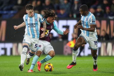 Burnley 'den Luca Koleosho Middlesbrough' lu Ben Doak 'ı 6 Aralık 2024' te Burnley ile Middlesbrough arasında oynanan Gökyüzü İddia Şampiyonası maçında durdurdu.