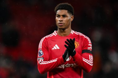 Manchester United takımından Marcus Rashford, Manchester United 'ın 7 Aralık 2024 tarihinde Old Trafford, Manchester' da oynadığı Premier League maçı sonrasında ev sahibi taraftarları alkışlıyor.