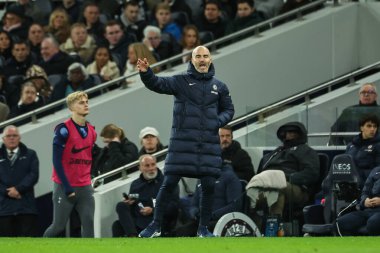 Chelsea 'nin Enzo Maresca teknik direktörü, Premier Lig maçında Tottenham Hotspur' un Chelsea 'ye karşı oynadığı Tottenham Hotspur Stadyumu' nda takım talimatlarını verir.