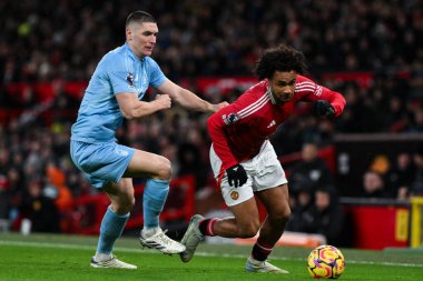 Manchester United takımından Joshua Zirkzee, Premier League karşılaşmasında Nottingham Ormanı 'ndan Nikola Milenkovi' yi yendi Manchester United Nottingham Ormanı 'na karşı Old Trafford, Manchester, İngiltere, 7 Aralık 2024