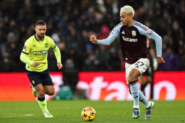 Aston Villa 'dan Morgan Rogers, Premier Lig maçında, 7 Aralık 2024' te Birmingham 'daki Villa Park' ta Aston Villa ile Southampton maçında ileri gidiyor.