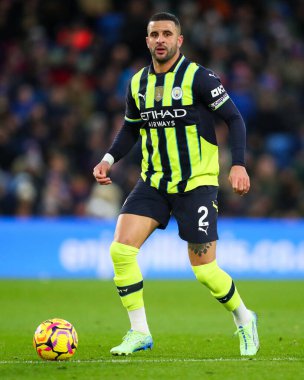 Manchester City 'den Kyle Walker Premier Lig maçı sırasında topla koşuyor. Crystal Palace, Manchester City' ye karşı Selhurst Park, Londra, 7 Aralık 2024
