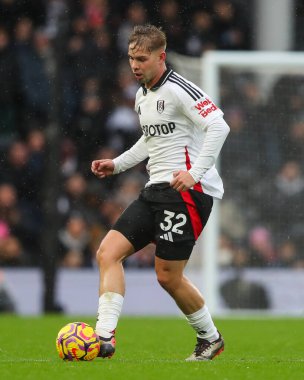 Fulham 'dan Emile Smith Rowe Premier Lig maçında pas veriyor Fulham Arsenal' e karşı Craven Cottage, Londra, İngiltere, 8 Aralık 2024
