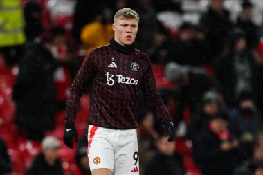 Manchester United 'dan Rasmus Hjlund Premier Lig karşılaşması öncesinde Manchester United Nottingham Forest' a karşı 7 Aralık 2024 'te Old Trafford, Manchester, İngiltere' de oynanan maç öncesi ısınma maçında