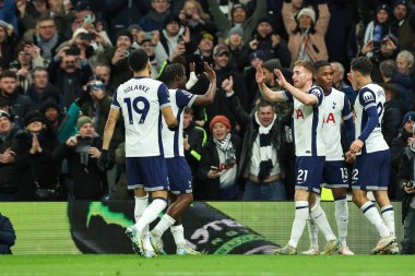 Tottenham Hotspur 'dan Dejan Kulusevski, Premier League maçında Tottenham Hotspur' un Chelsea 'ye karşı oynadığı Tottenham Hotspur Stadyumu' nda 8 Aralık 2024 'te 2-0' lık galibiyet golünü kutluyor.