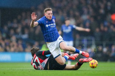 Ipswich Town 'dan Liam Delap' a AFC Bournemouth takımından Dean Huijsen, Ipswich Town ile Ipswich Road, Ipswich, Birleşik Krallık 'ta 8 Aralık 2024' te oynanan Premier League karşılaşmasında meydan okudu.