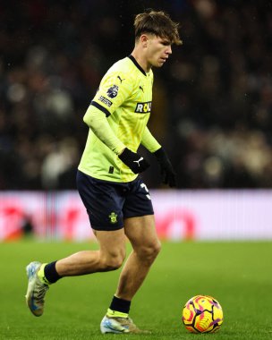 Southampton 'dan Tyler Dibling, 7 Aralık 2024' te Birmingham 'daki Villa Park' ta oynanan Premier League maçında topla ilerliyor.