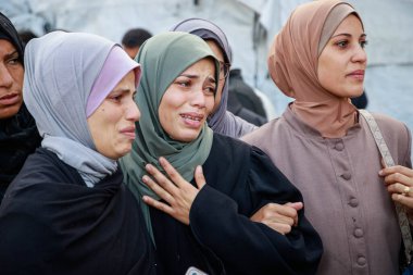 Filistinliler, İsrail uçağının dün gece Gazze Şeridi 'nin merkezindeki Deir al-Balah' ın batısındaki yerlerinden edilen insanların çadırlarından birini hedef alması sonucu şehit düşene veda ettiler. (Fotoğraf: Mohammed Skaik / Haber Fotoğrafları)