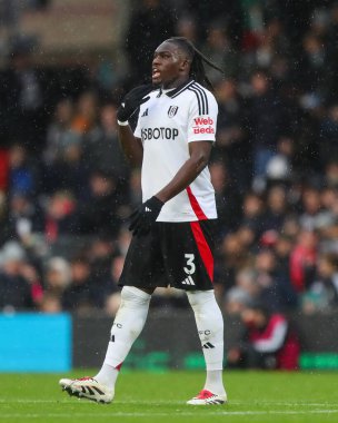 Fulham 'dan Calvin Bassey Premier Lig maçında takımına talimat veriyor. Fulham, Londra' daki Craven Cottage 'da 8 Aralık 2024' te Arsenal 'e karşı.