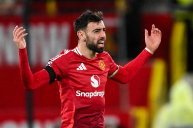 Manchester United takımından Bruno Fernandes, Manchester United 'ın 7 Aralık 2024' te Old Trafford, Manchester 'da oynadığı Premier League maçında 2-3' lük galibiyetini kutluyor.