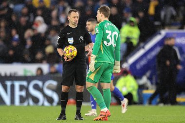 Hakem Stuart Attwell, Leicester City 'den Mads Hermansen' e Premier Lig maçı sırasında King Power Stadyumu 'nda Leicester City, Brighton ve Hove Albion maçında konuşma yaptı.