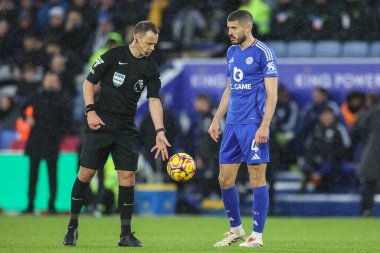 Hakem Stuart Attwell, Leicester City 'den Conor Coady adına Premier Lig maçında topu düşürdü. Leicester City, Brighton ve Hove Albion' a karşı King Power Stadyumu, Leicester, Birleşik Krallık, 8 Aralık 2024