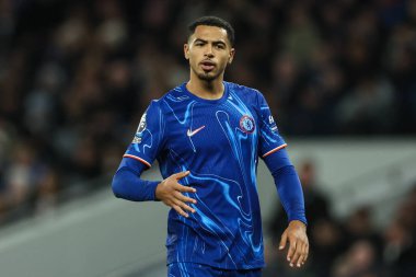 Chelsea 'li Levi Colwill, Premier Lig maçında takımına Tottenham Hotspur' un Chelsea 'ye karşı oynadığı Tottenham Hotspur Stadyumu' nda talimat veriyor.