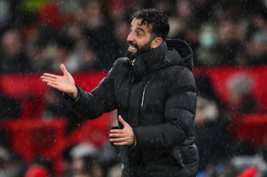Manchester United 'ın Ruben Amorim Menajeri, Manchester United' ın 7 Aralık 2024 'te Old Trafford, Manchester' da oynadığı Premier League maçında oyuncularına talimat verir.