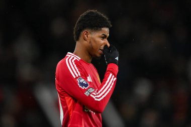 Manchester United takımından Marcus Rashford, Manchester United 'ın 7 Aralık 2024' te Old Trafford, Manchester 'da oynadığı Premier League maçında burnunu tutuyor.