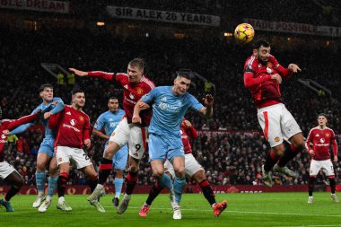 Manchester United 'dan Rasmus Hjlund, Manchester United' ın 7 Aralık 2024 'te Old Trafford, Manchester' da oynadığı Premier League maçında topu açık farkla önde götürüyor.