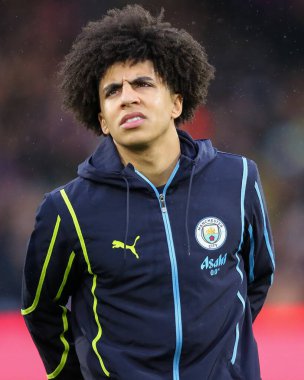 Manchester City 'den Rico Lewis, 7 Aralık 2024' te İngiltere 'deki Selhurst Park' ta oynanan Premier Lig maçı öncesinde Crystal Palace 'a karşı Manchester City maçına bakıyor.