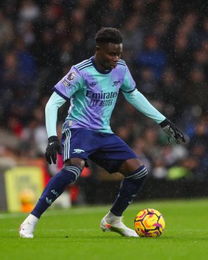 Arsenal 'den Bukayo Saka, Premier Lig maçında topu Craven Cottage, Londra, İngiltere' de 8 Aralık 2024 'te Fulham-Arsenal maçında attı.