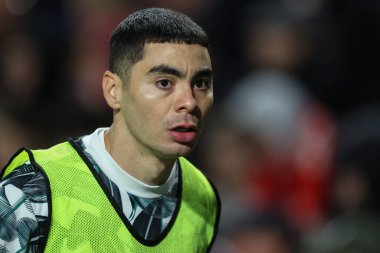 Newcastle United takımından Miguel Almirn, Premier League maçında ısınma turu sırasında Brentford, Newcastle United 'a karşı Gtech Community Stadyumu, Londra, 7 Aralık 2024