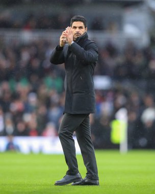 Arsenal 'in Mikel Arteta Müdürü, 8 Aralık 2024' te Craven Cottage, Londra 'da oynanan Premier League maçı öncesinde taraftarları alkışlıyor.