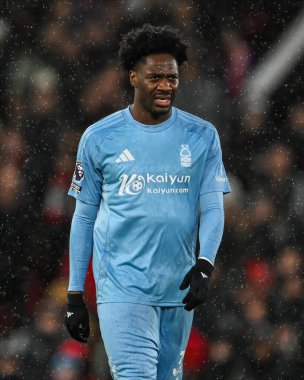 Premier Lig maçı sırasında Nottingham Ormanı 'ndan Ola Aina Manchester United ile Nottingham Ormanı arasında 7 Aralık 2024' te Old Trafford, Manchester, İngiltere 'de oynanan karşılaşma sırasında