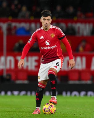 Manchester United 'dan Lisandro Martnez Premier League maçında Manchester United Nottingham Forest' a karşı 7 Aralık 2024 'te Old Trafford, Manchester' da topu kontrol ediyor.