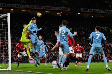 Nottingham Ormanı 'ndan Matz Sels Premier League maçı sırasında Manchester United Nottingham Ormanı' na karşı Old Trafford, Manchester, İngiltere 'de 7 Aralık 2024' te topa vuruyor.