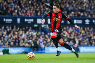 AFC Bournemouth takımından Marcus Tavernier, 8 Aralık 2024 'te Ipswich Town - Bournemouth maçında topu aldı.