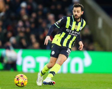 Manchester City 'den Bernardo Silva Premier Lig maçında pas veriyor. Crystal Palace Manchester City' ye karşı Selhurst Park, Londra, İngiltere, 7 Aralık 2024