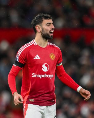 Manchester United 'dan Bruno Fernandes Premier Lig maçında takım talimatlarını veriyor Manchester United - Nottingham Forest maçı sırasında Old Trafford, Manchester, İngiltere, 7 Aralık 2024