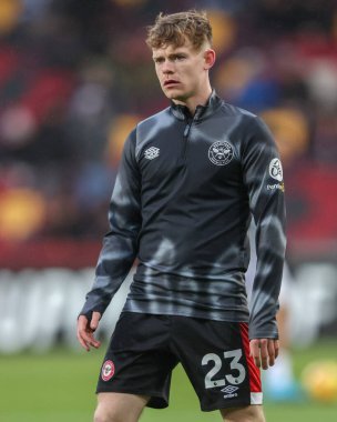 Brentford 'dan Keane Lewis-Potter Premier League maçında ısınma turunda Brentford Newcastle United' a karşı Gtech Community Stadyumu, Londra, İngiltere, 7 Aralık 2024