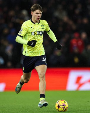 Southampton 'dan Tyler Dibling, 7 Aralık 2024' te Birmingham 'daki Villa Park' ta oynanan Premier League maçında topla ilerliyor.