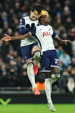 Tottenham Hotspur 'dan Pape Matar Sarr ve Tottenham Hotspur' dan Son Heung-Min Premier Lig maçında Tottenham Hotspur 'a karşı Chelsea' de 8 Aralık 2024 'te Tottenham Hotspur Stadyumu' nda aynı yüksek topa oynuyorlar.
