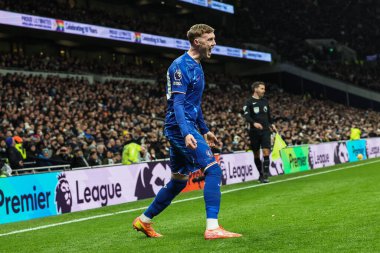 Chelsea 'den Cole Palmer, Premier Lig maçında Tottenham Hotspur' un Chelsea 'ye karşı oynadığı Tottenham Hotspur Stadyumu' nda 8 Aralık 2024 'te 2-2' lik galibiyet golünü kutluyor.
