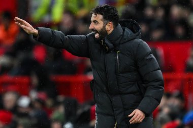 Manchester United 'ın Ruben Amorim Menajeri, Manchester United' ın 7 Aralık 2024 'te Old Trafford, Manchester' da oynadığı Premier League maçında oyuncularına talimat verir.